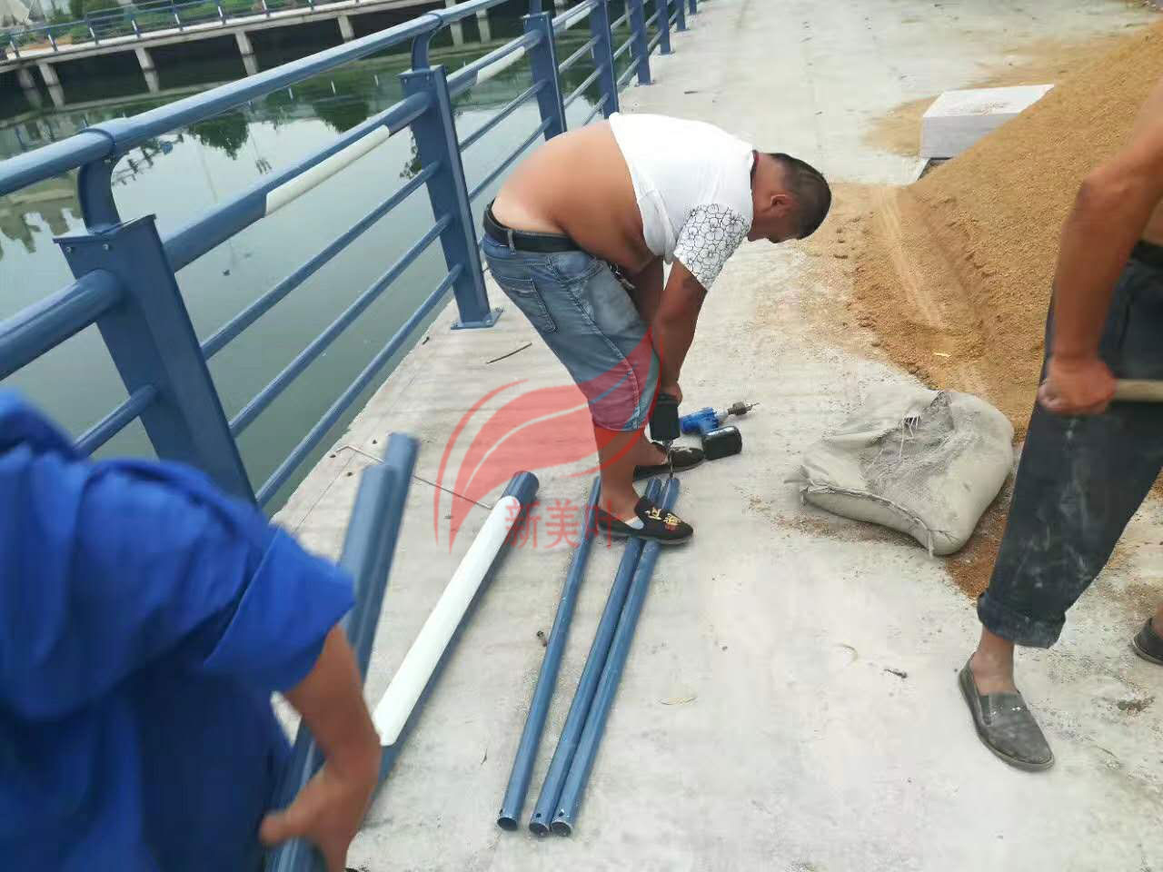 燈光河道欄桿